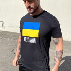 Svart T-skjorte | WOLF STØTTER UKRAINA