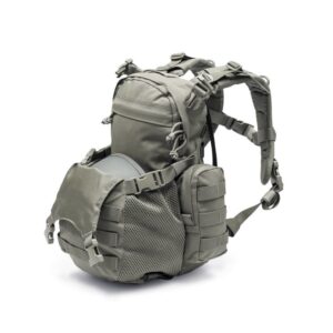 Warrior Helmet Cargo Pack i Ranger Green med hjelm i hjelmholderen (hjelm medfølger ikke)